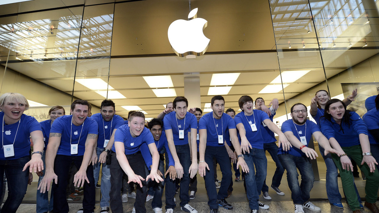 Zamstnanci prodejny Apple vtaj zkaznky