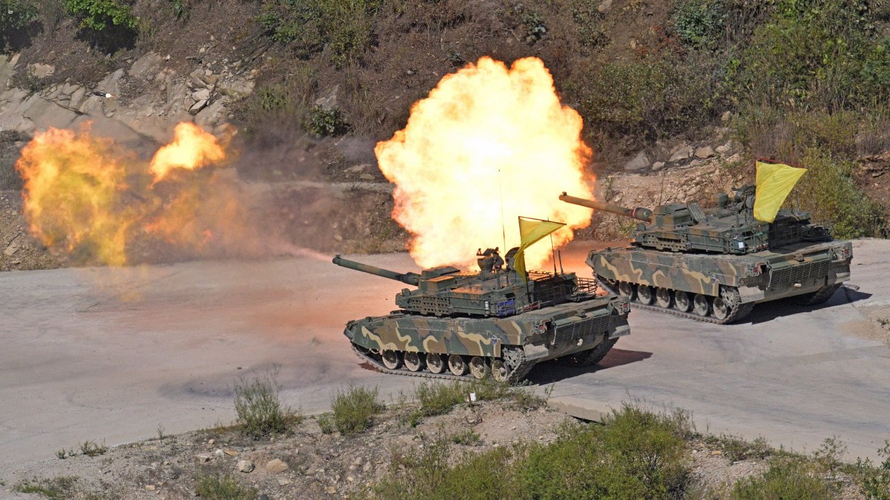 Tank K2 jihokorejské armády bìhem ostrých støeleb, které se konaly v rámci výstavy Defense Expo Korea v záøí. O výrobky korejského obranného prùmyslu byl velký zájem.
