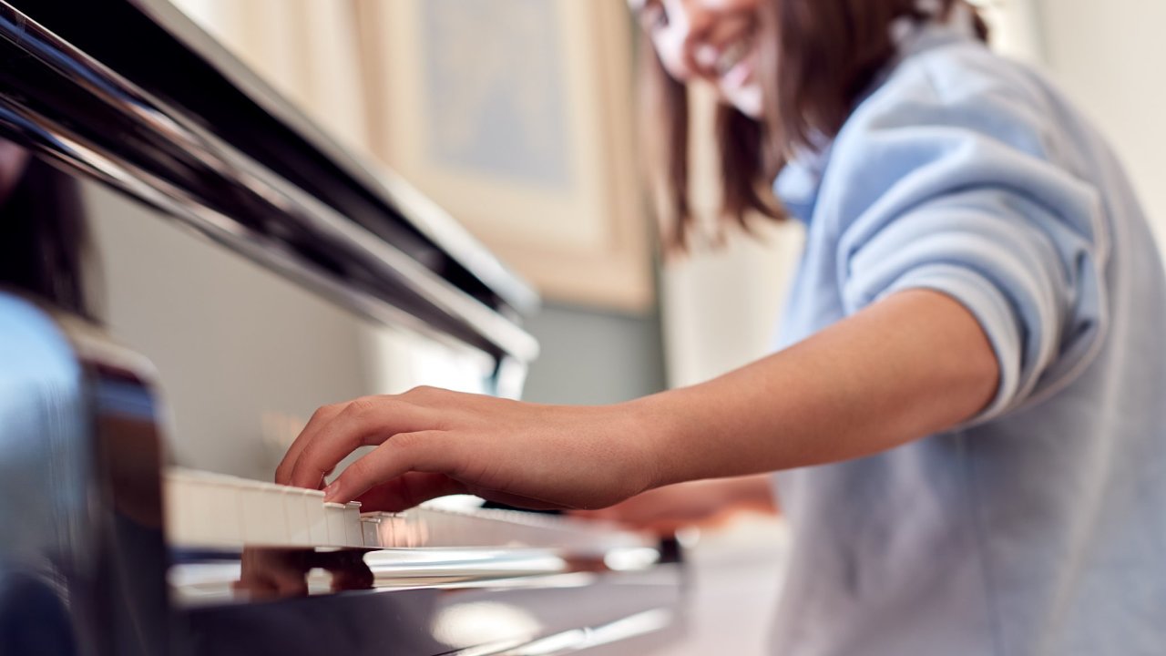 Britský výzkum zjistil, že psychické pohodì a výkonnosti mozku prospívají i první muzikantské krùèky ve høe na piano.