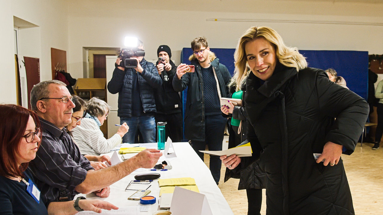 Kandidátka na prezidentku Danuše Nerudová ve volební místnosti.