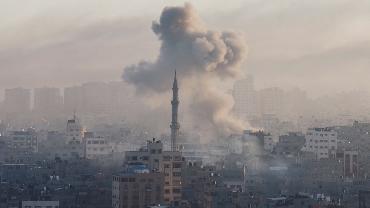 Izrael pokrauje v bombardovn Gazy.