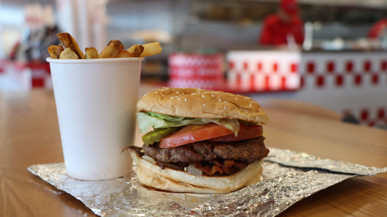 Restaurace Five Guys se proslavila pøedevším svými hamburgery, hranolky a mléènými koktejly.