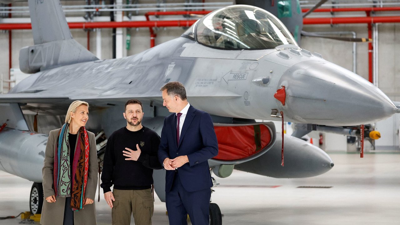 Ukrajinsk prezident Volodymyr Zelenskyj a belgick premir De Croo na belgick zkladn Melsbroek s letounem F-16 ped dvma msci.