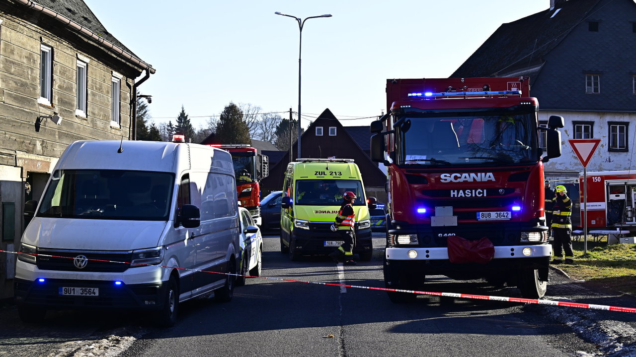 Hasi�i a policist� zasahuj�c� kv�li st�elb� na radnici v Ch�ibsk� na D���nsku.