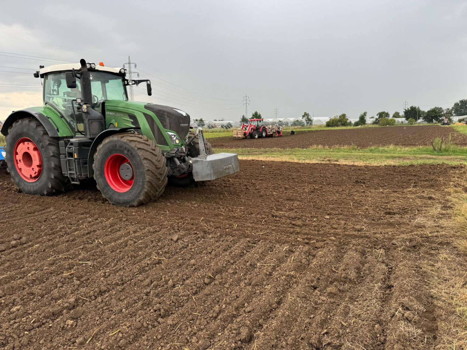 Komer�n� �l�nek