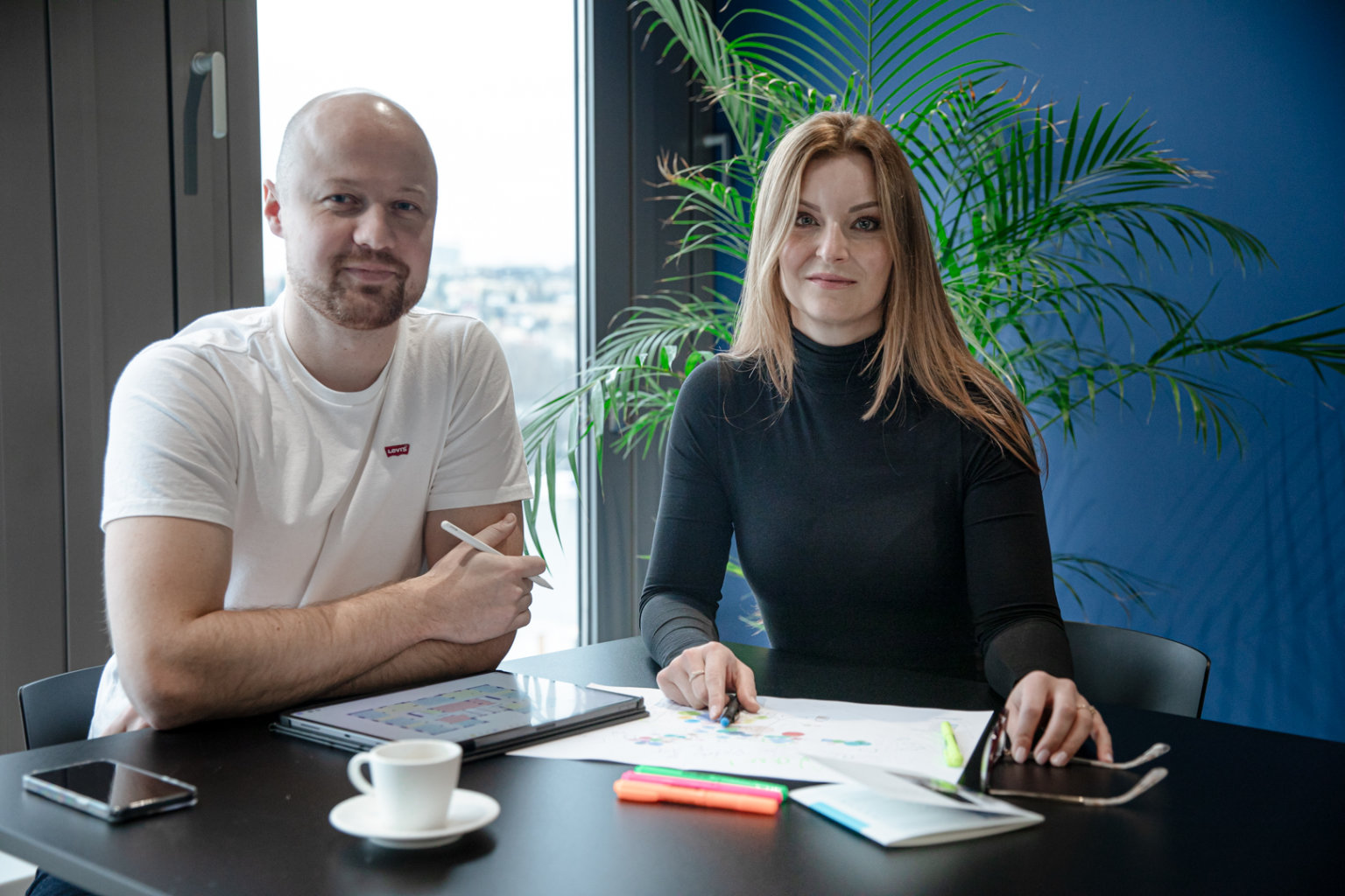 Z�kladem workplace consultancy je pochopit, jak firma opravdu funguje, jak lid� pracuj�, komunikuj� a co ke sv� pr�ci pot�ebuj�, shoduj� se Lucie Hud�k Mal� a Patrik V�kruta z firmy Capexus.