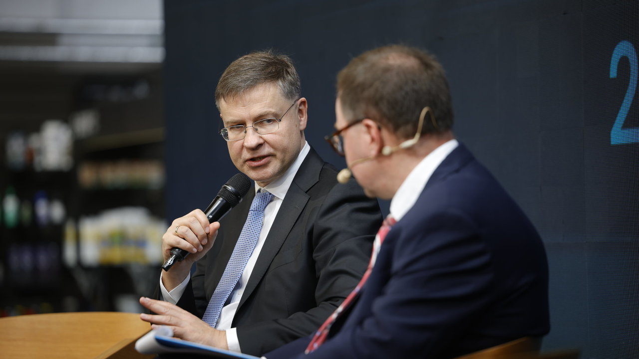 Valdis Dombrovskis (vlevo), eurokomisa� pro hospod��stv� a produktivitu, p�i diskusi na konferenci reVize �eska 2026.