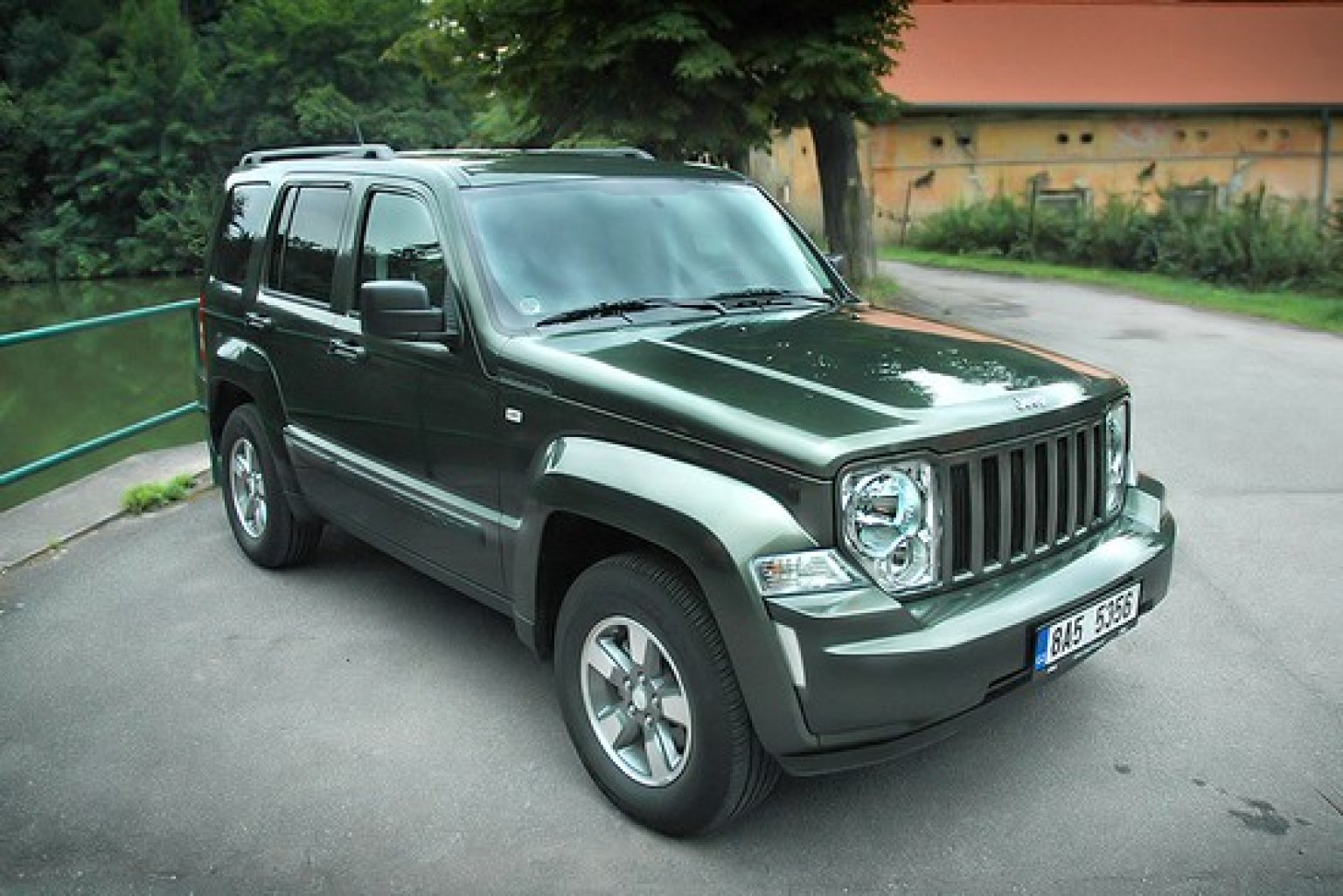 jeep_cherokee_03__550x367_.jpg
