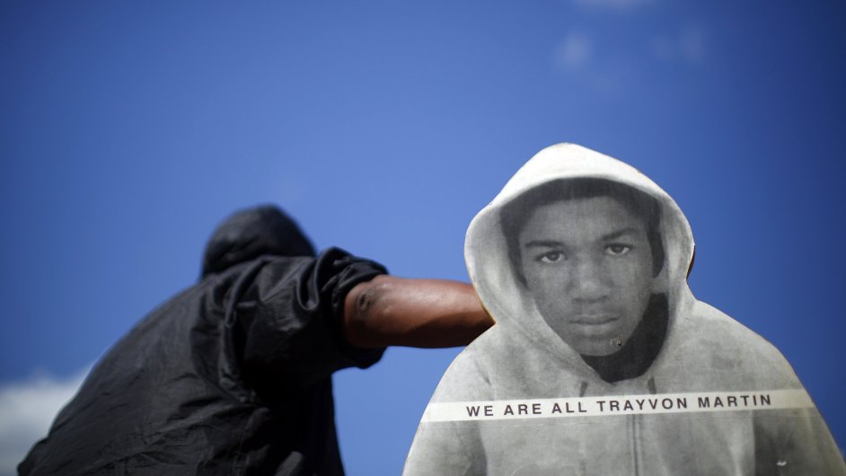 Protestujc s plaktem Trayvona Martina