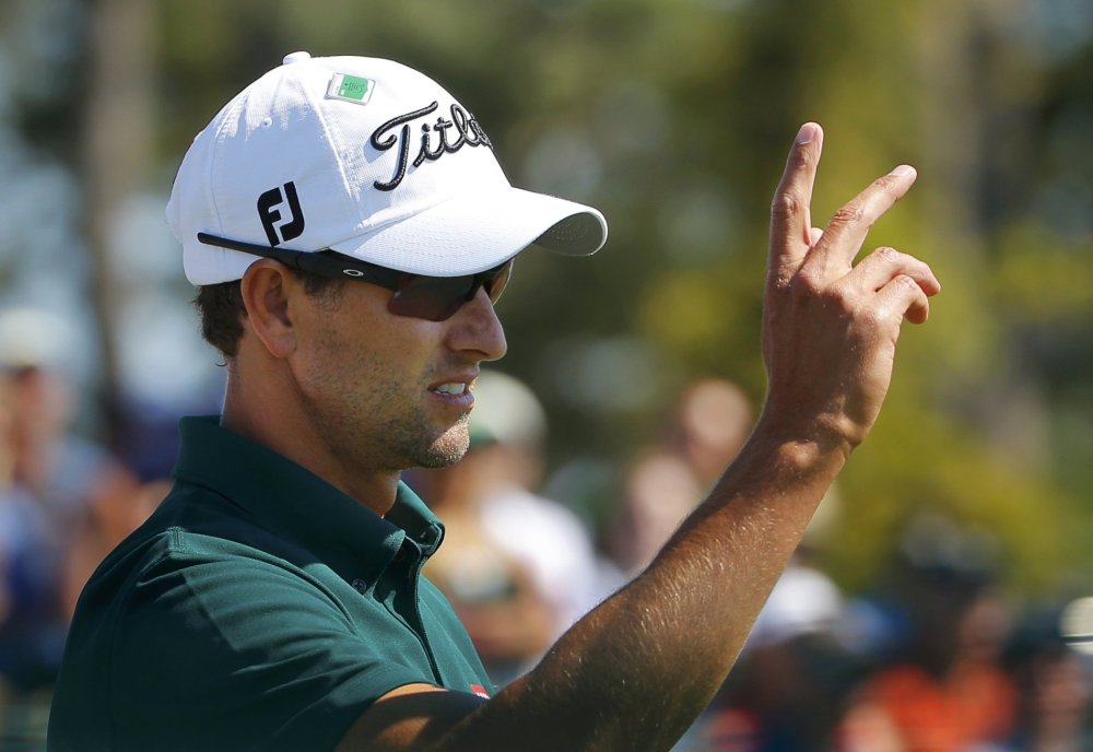 1. den v Augustě Adam Scott, který je řazen mezi favority turnaje, děkuje divákům.
