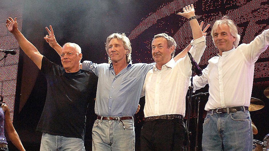 Zleva David Gilmour, Roger Waters, Nick Mason a dnes ji zesnul Richard Wright na snmku z roku 2008