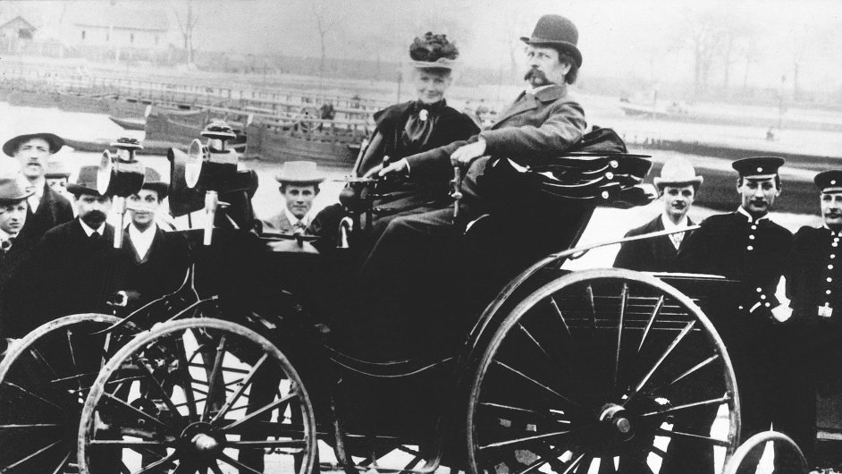 Bertha Benz sed vedle svho mue Carla Benze v modelu Victoria z roku 1894.