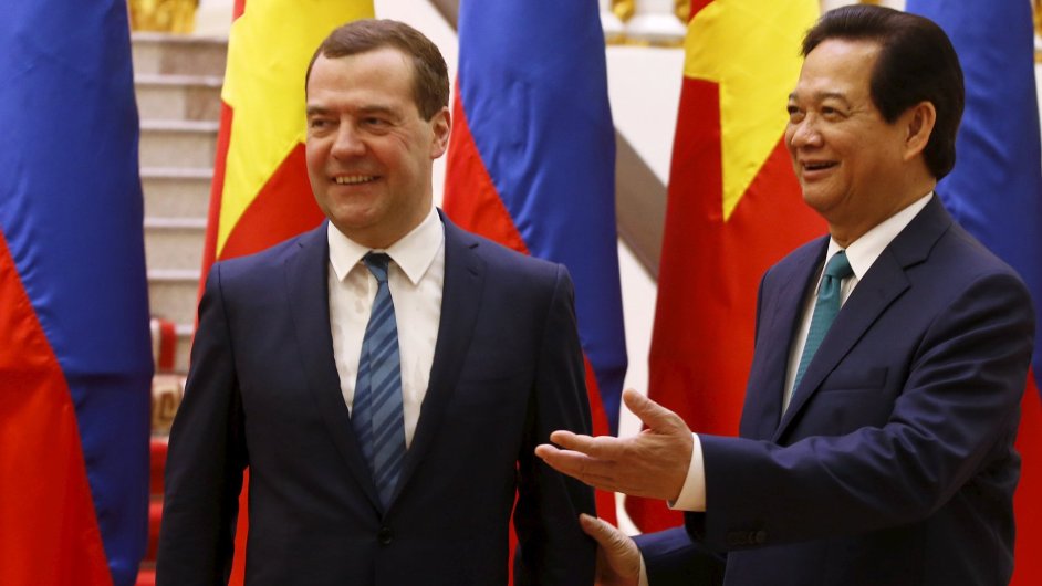 Rusk premir Dmitrij Medvedv (vlevo) a jeho vietnamsk protjek Nguyen Tan Dung (vpravo).