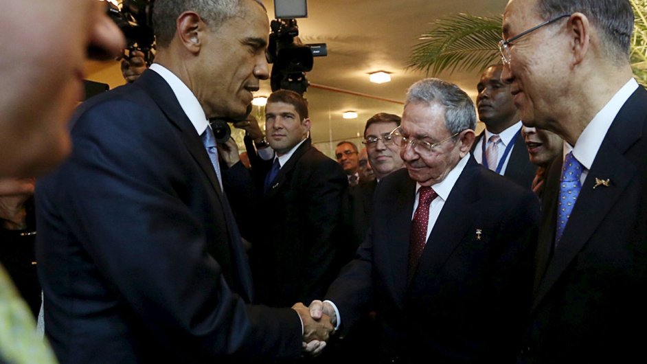 Barack Obama a Ral Castro si podvaj ruce na Panamskm summitu.