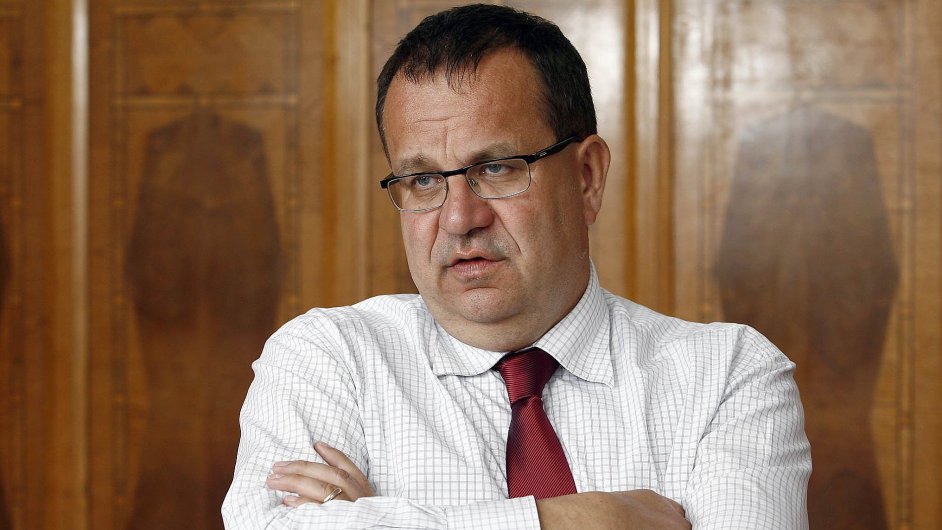 Ministr prùmyslu Jan Mládek se pokusí pøesvìdèit šéfku ERÚ Alenu Vitáskovou, aby bylo vyplácení podpor spuštìno od Nového roku.