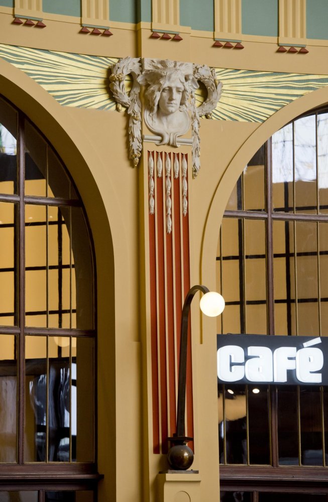 Secesní halu na pražském hlavním nádraží obsadil po obnově kavárenský řetězen Café Coffee Day.