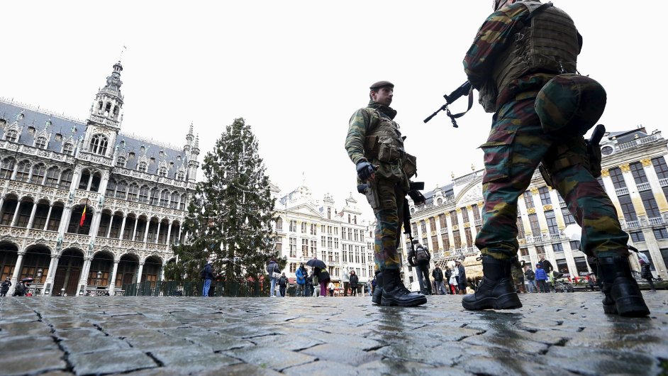 Vojci a policist hldkuj v centru Bruselu, kde u tet den kvli mon teroristick hrozb plat nejvy stupe bezpenostnch opaten.