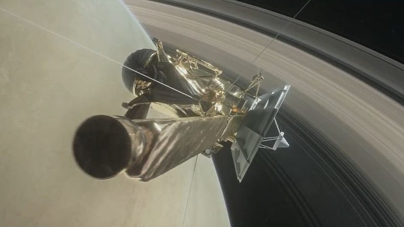 Velk finle sondy Cassini. Ponoila se mezi Saturn a jeho prstence.