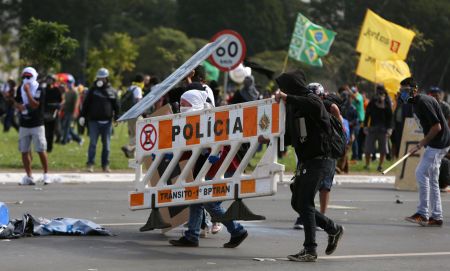 Demonstranti se st�etli s polici&iacute; p�i protestu proti prezidentu Temerovi.