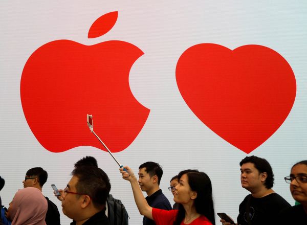 Apple p�itahuje davy, t�eba p�i p�edstaven&iacute; nov&yacute;ch model� �i p�i otev&iacute;r&aacute;n&iacute; ob�&iacute;ch "podnikov&yacute;ch prodejen" (na sn&iacute;mku), a tak&eacute; investory.