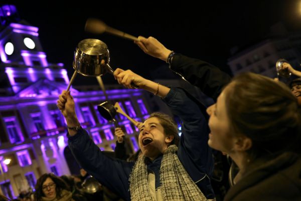 Demonstrace, eny, španlsko, madrid, eny ve Španlsku demonstrují za rovné platy a proti násilí