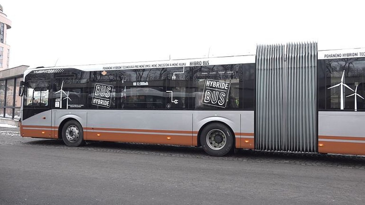Praha testuje nov hybridn autobus. Chce zjistit, kolik 
