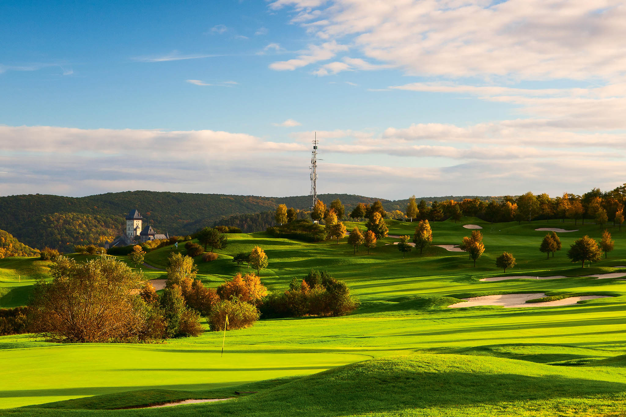 Golf Resort Karltejn: 27 jamek, par 72, dlka 6324 m– pvodn osmnctka, architekti Les Furber aJim Eremko