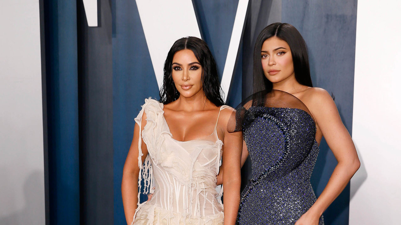 Kardashianky aCoty. Americk kosmetick firma Coty vposledn dob utratila 800 milion dolar zapodly vkosmetickch znakch sester Kim Kardashianov Westov (vlevo) aKylie Jennerov.