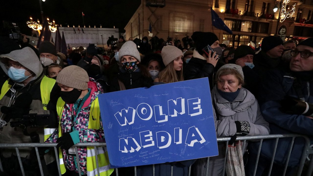 „Svobodná média“, žádali lidé na nedělní demonstraci před prezidentským palácem ve Varšavě. Tisíce lidí po celém Polsku vyšly do ulic na podporu nezávislé stanice TVN.
