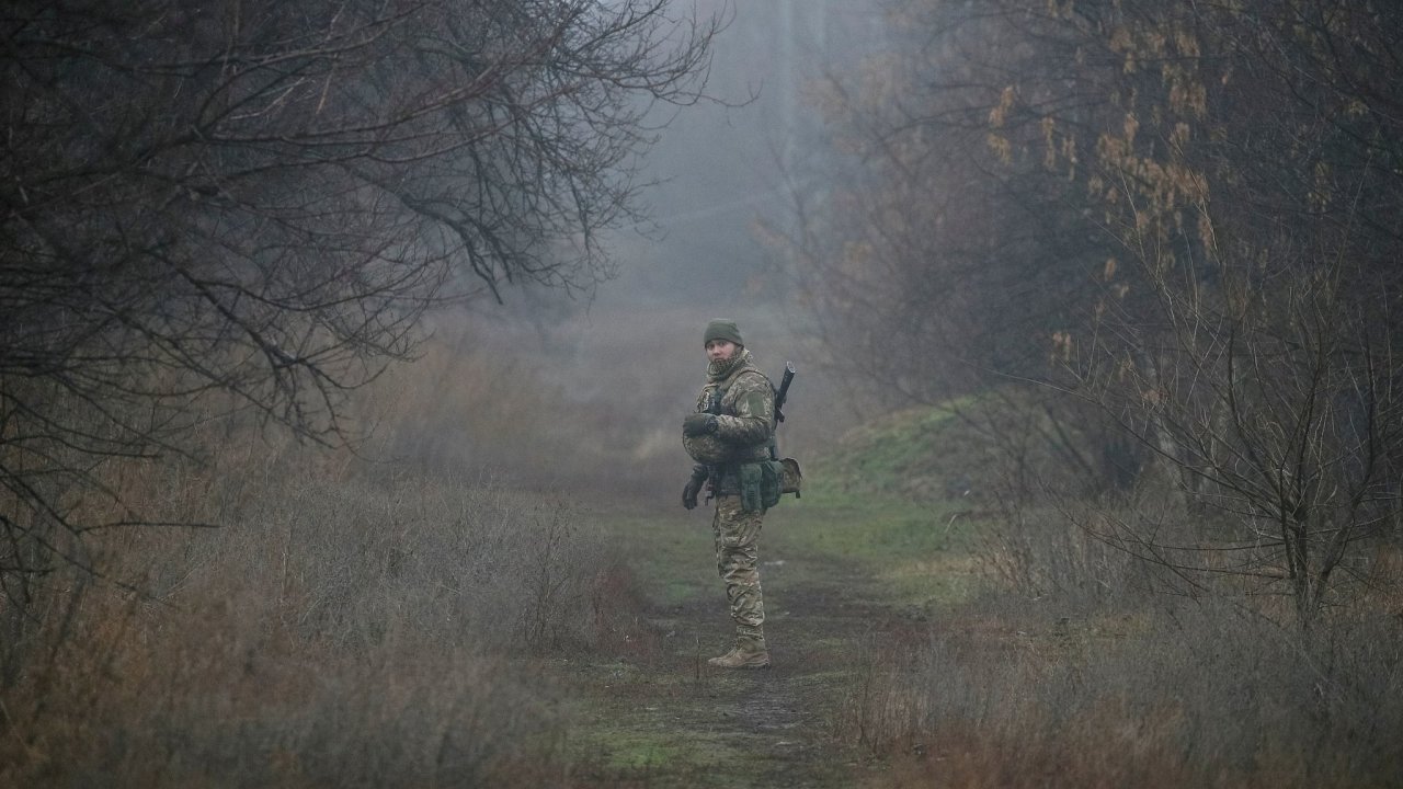 Ukrajinský pohraničník v Doněcké oblasti, jejíž část kontrolují proruští separatisté.