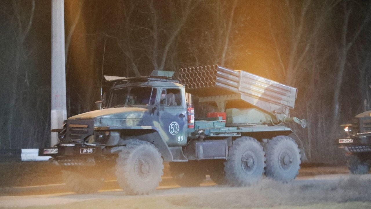 Ruská vojenská vozidla na pøedmìstí Donìcku
