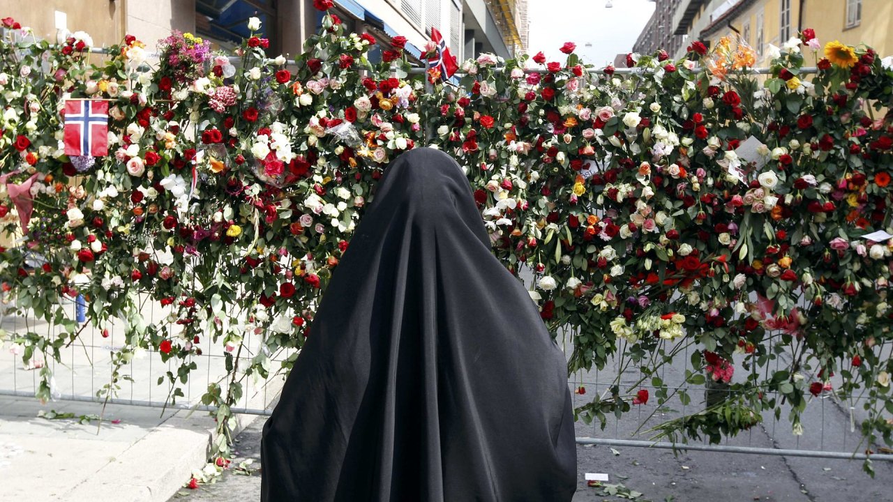 Muslimská žena pøed pietním místem v Oslo
