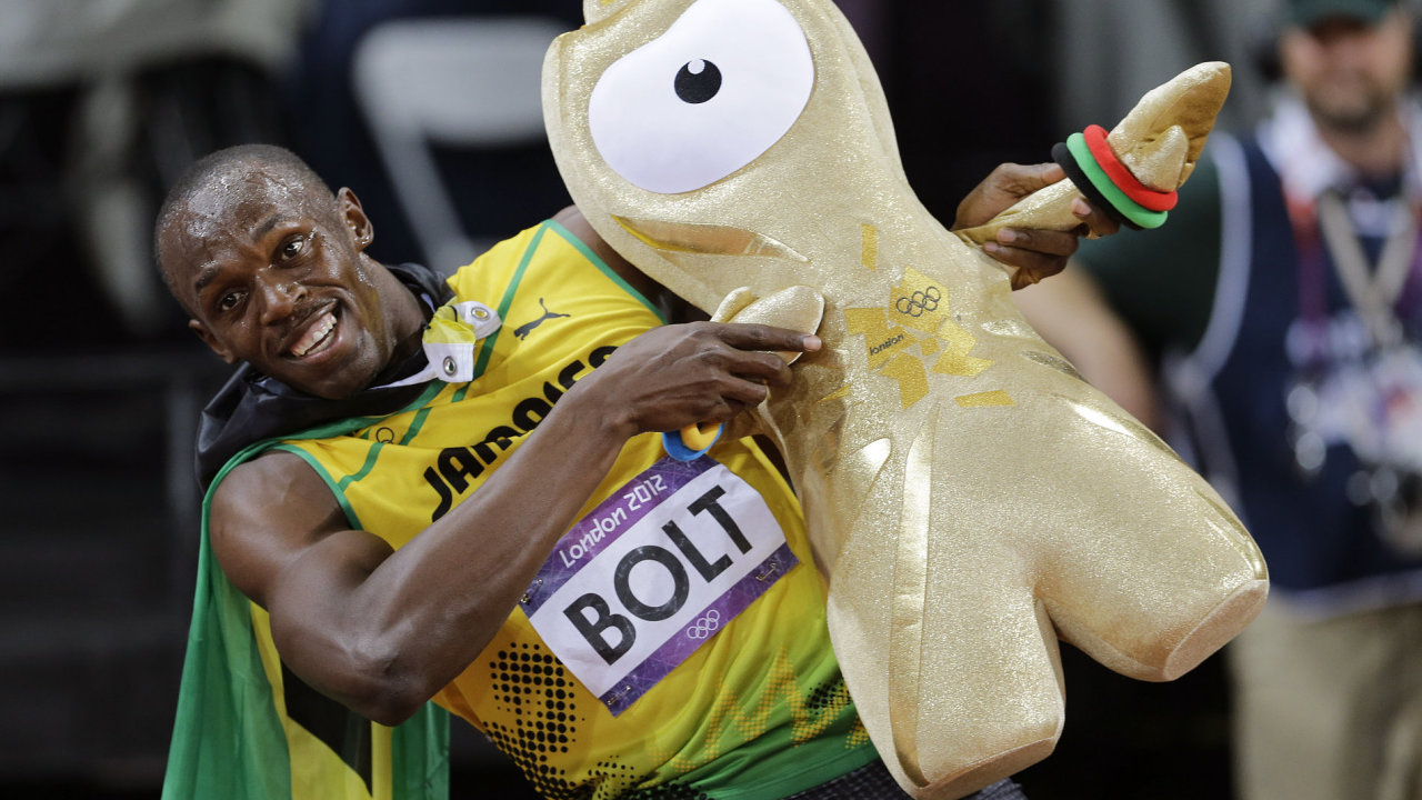 Usain Bolt pzuje s maskotem londnsk olympidy.