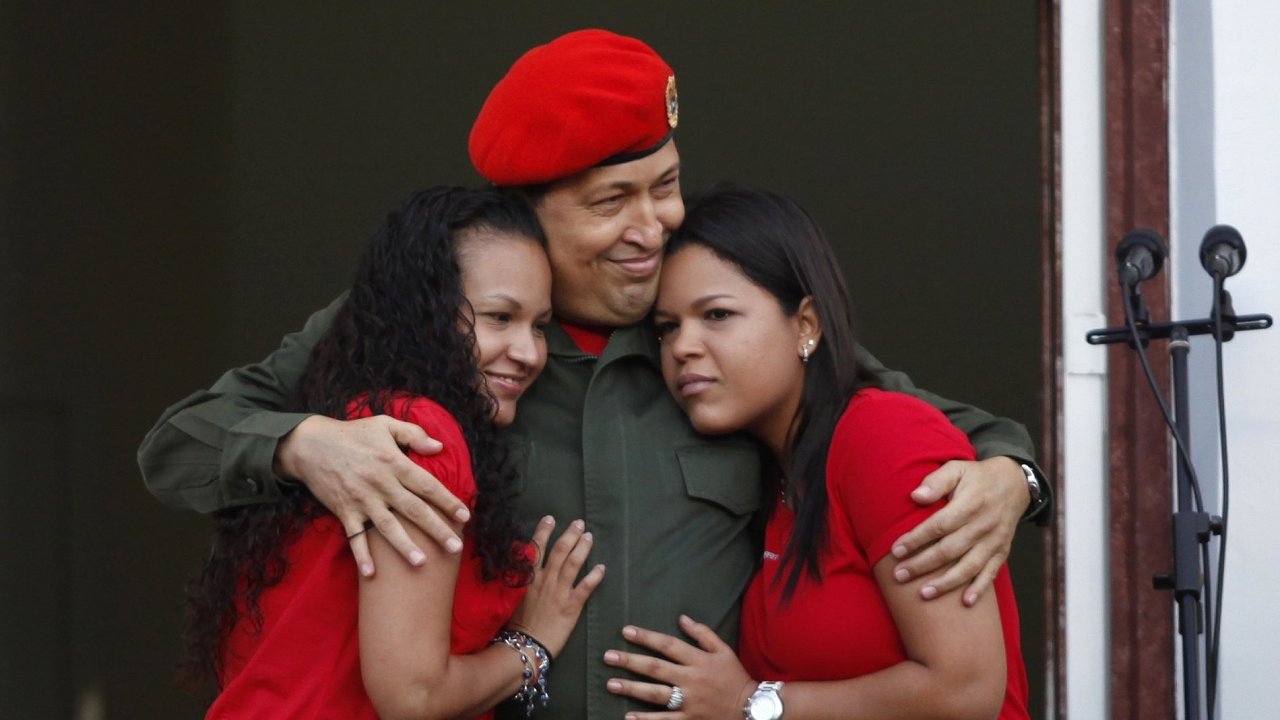 Chvez se svmi dcerami po nvratu do Caracasu