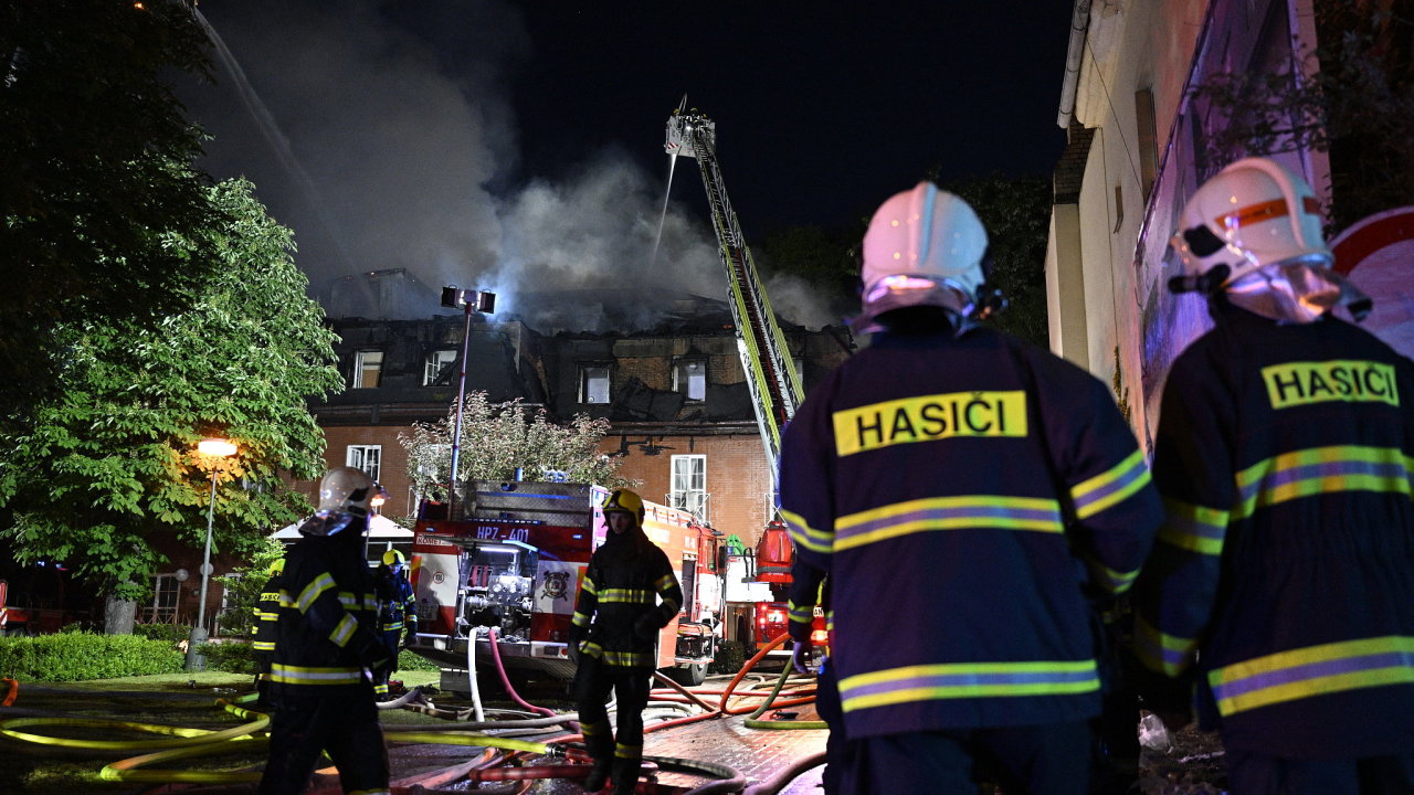 Hasièi zasahují u rozsáhlého požáru alzheimer centra v Roztokách u Prahy, který si vyžádal více než pìt desítek zranìných.