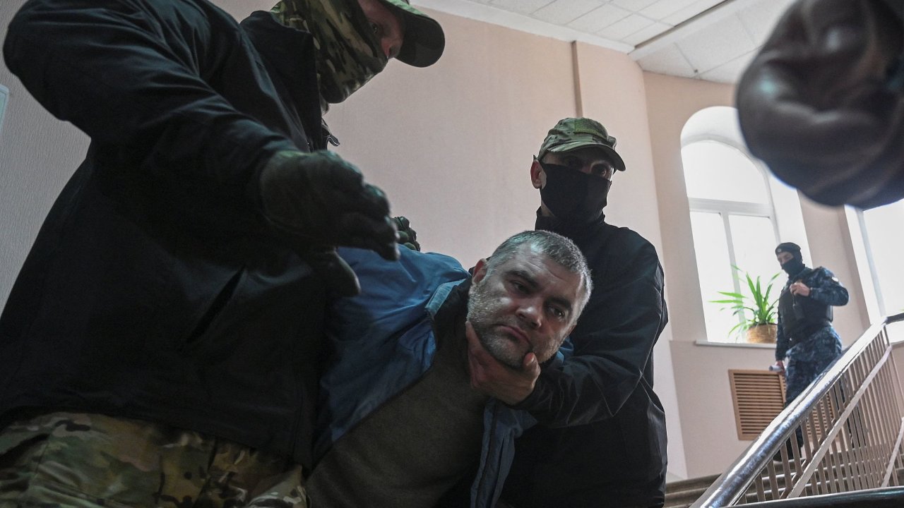 FSB v akci  zatkn dajnho pslunka ukrajinskch ozbrojench sil, kter se pr vzdal v prbhu konfliktu a nhle se objevil v ruskm mst Rostov na Donu.