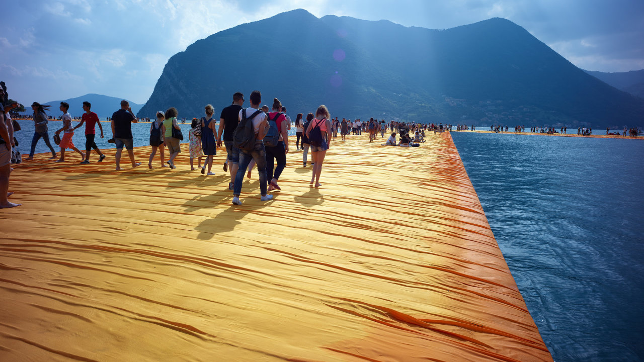 Tøíkilometrová konstrukce Floating Piers, která vznikla na jezeøe Iseo na úpatí Alp v severní Itálii, lákala média i davy lidí.