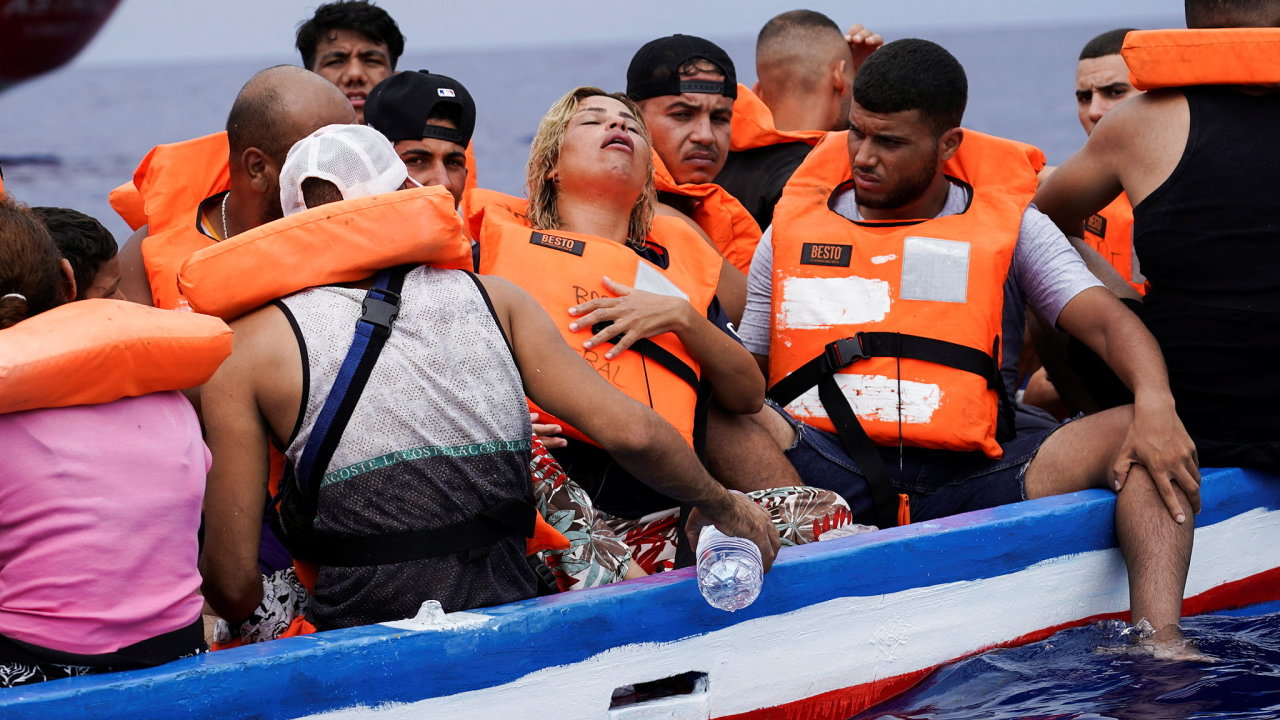 Bìženci vèetnì tìhotné ženy na provizorní lodi poblíž italského ostrova Lampedusa.