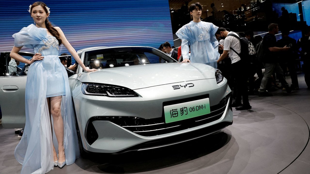 Evropské automobilky potřebují peníze investovat do stažení náskoku čínských elektromobilů, jako je BYD (na snímku), tvrdí Česko.