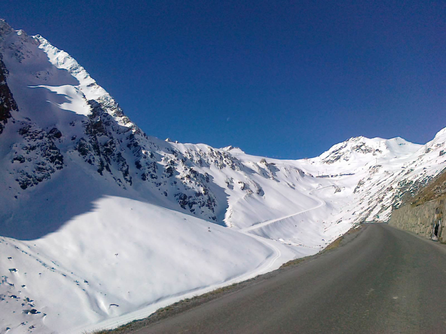 Nejvt lyaskou atrakc ledovcovho skiarelu Slden je skitour BIG3 spojujc ti vrcholy vysok pes ti tisce metr.