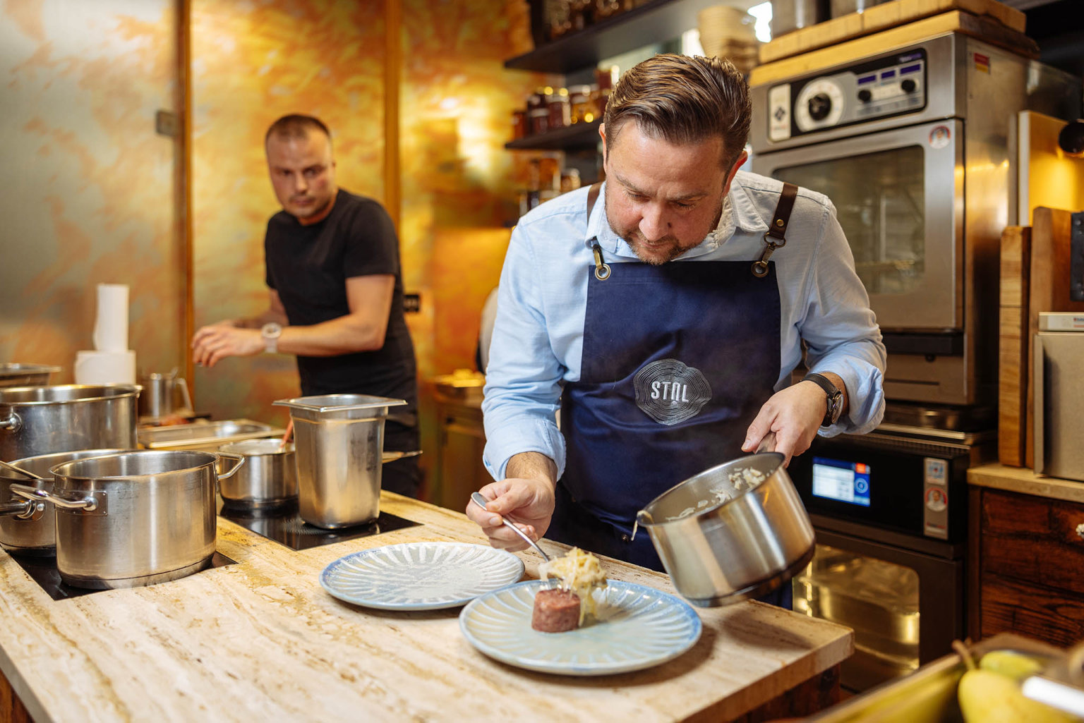 I kuchař tvoří atmosféru restaurace. Podle Jana Punčocháře je v pořádku, když host má přehled o tom, kdo a jak mu jídlo připravuje. (Foto: Lukáš Bíba) I kuchař tvoří atmosféru restaurace. Podle Jana Punčocháře je v pořádku, když host má přehled o tom, kdo a jak mu jídlo připravuje.