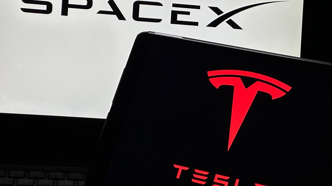 Predik�n� trhy o�ek�vaj�, �e by v p��t�m roce mohlo doj�t ke spojen� SpaceX...