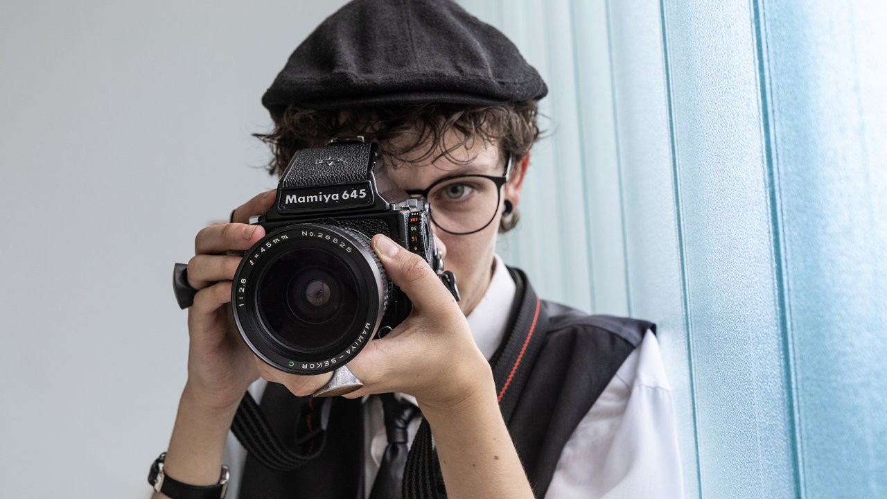 Fotografka a studentka FAMU Eliška Šťásková, která fotografuje výhradně na...