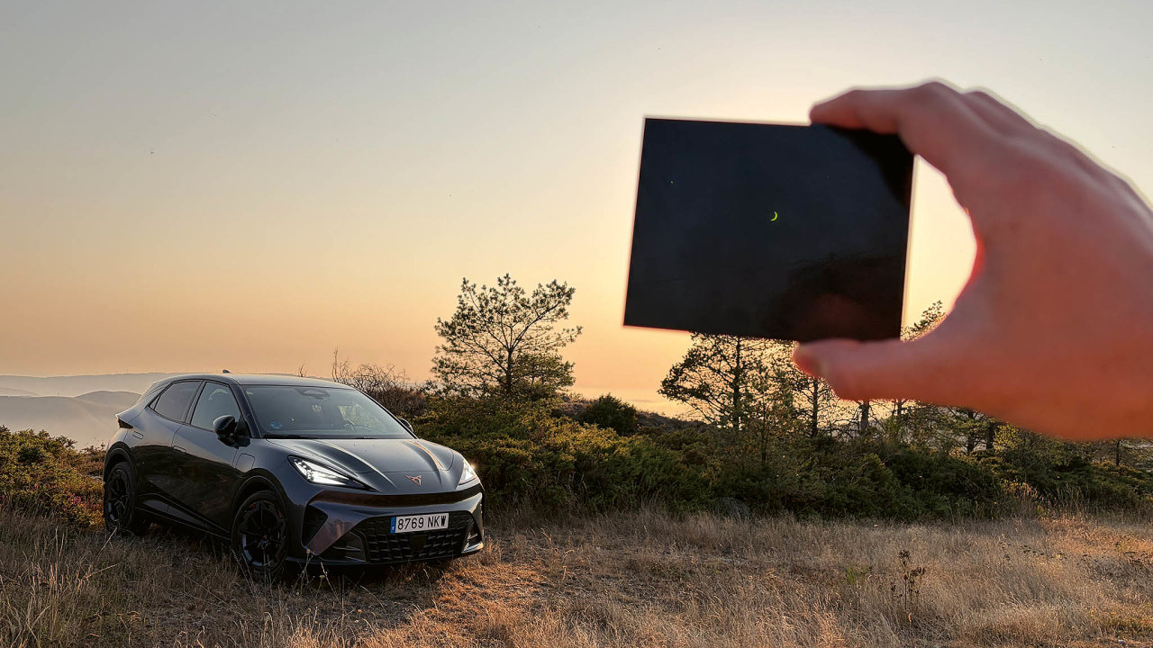 Raval je �ty�metrov� hatchback, ale uvnit� je m�sta jako v aut�  o t��du...