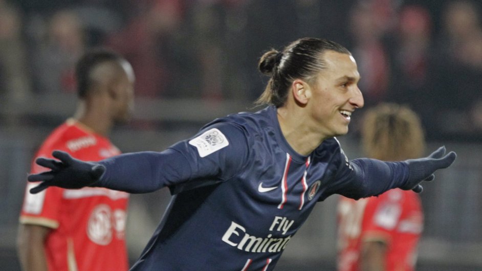 Zlatan Ibrahimovic v zpase proti Valenciennes