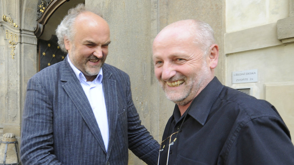 Ministr kultury Ji Balvn (vpravo) se 13. srpna seel s designovanm editelem Nrodn galerie v Praze Jim Fajtem (vlevo).