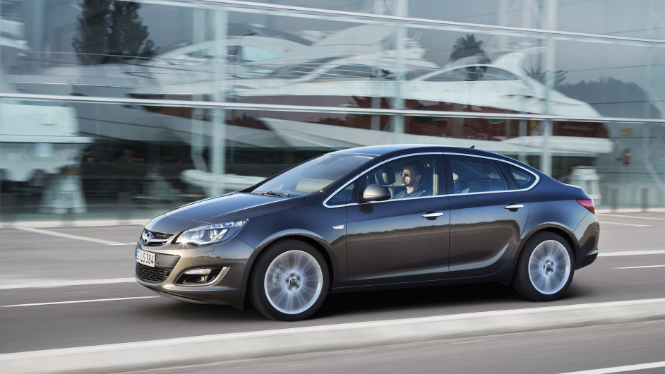 Opel Astra Sedan se dá s naftovým motorem poøídit od 378 900 korun