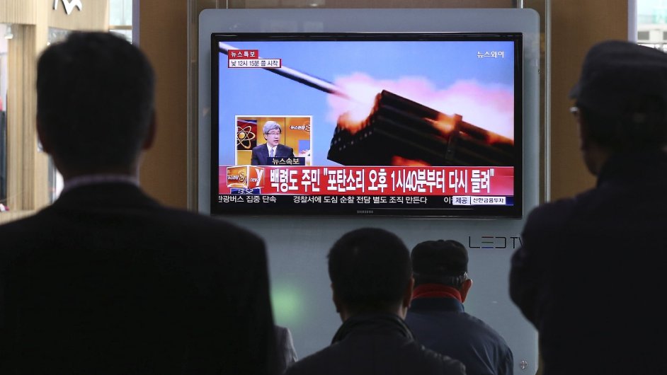 Cestovatel z Jin Koreji sleduj zprvy o raketovch plnech Severn Koreje