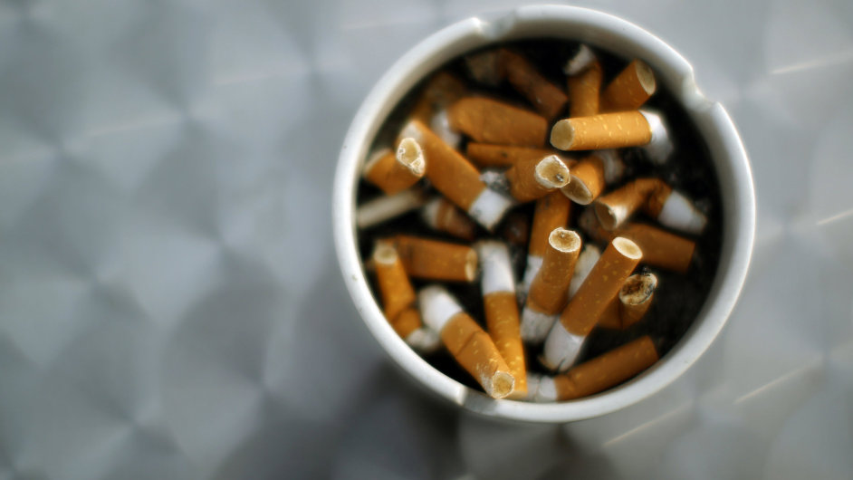 Politici s cigaretou r�di podporuj� tab�kov� firmy i vlastn� reklamou