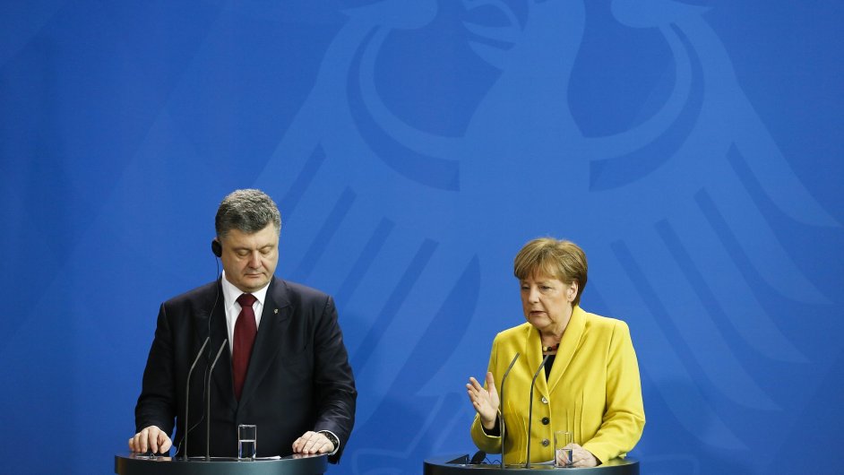 Nmeck kanclka Angela Merkelov a ukrajinsk prezident Petro Poroenko.